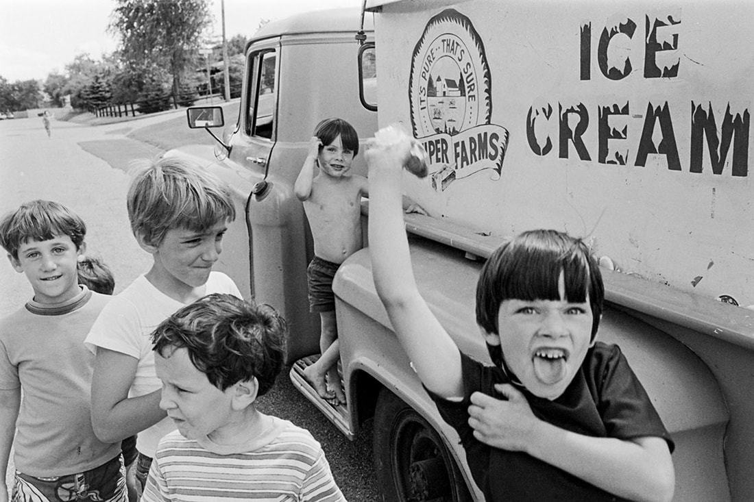 kids around an ice cream truck